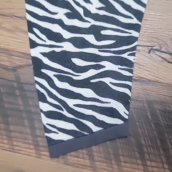 C.D. Womens Animal Print Sweater Gray White Pullover Knit Top - Picture 7 of 7